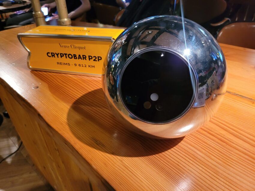 Орб — устройство Worldcoin для сканирования радужной оболочки глаза